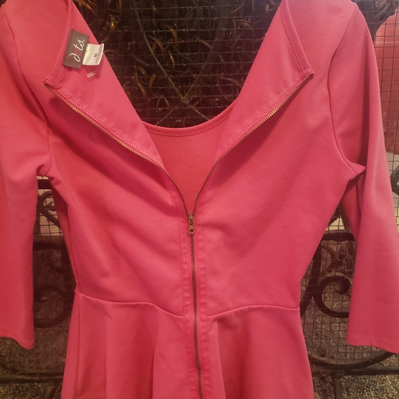 Body hugging pink zip back peplum top - Picture 4 of 8